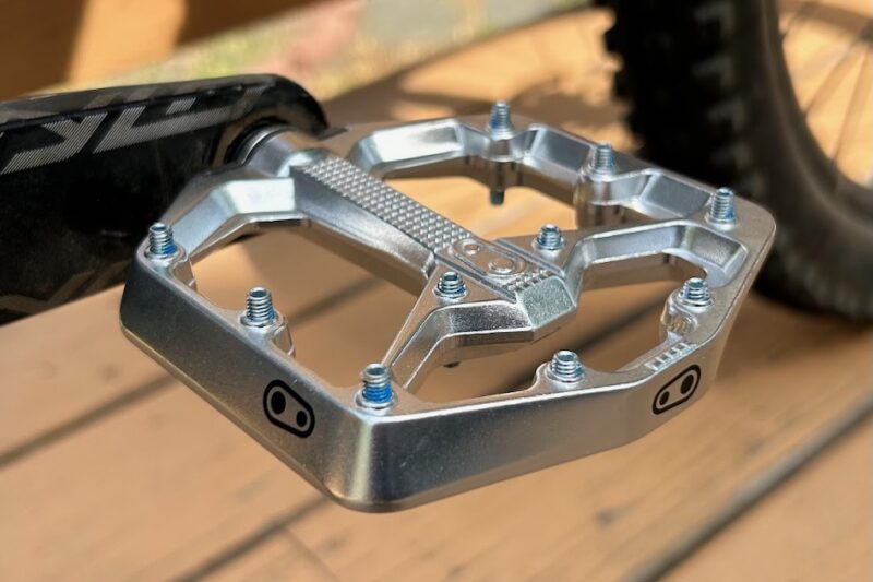 Crankbrothers Stamp 7 mountain bike flat pedals pin layout